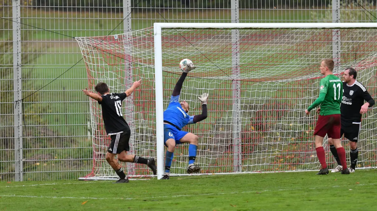 SV Hirrlingen vs. SGM Kiebingen/Buehl I, Fussball, Kreisliga A3 Alb, 11. Spieltag, Saison 2026/27, 25.10.2026: Jan Bauer (SV Hirrlingen, #16) erzielt per Kopf das 1:0,im Tor Vitor Pfeffer (SGM Kiebingen/Buehl, #66)
SV Hirrlingen vs. SGM Kiebingen/Buehl I, Fussball, Kreisliga A3 Alb, 11. Spieltag, Saison 2026/27, 25.10.2026,
Foto: Eibner-Pressefoto/Ralph Kunze