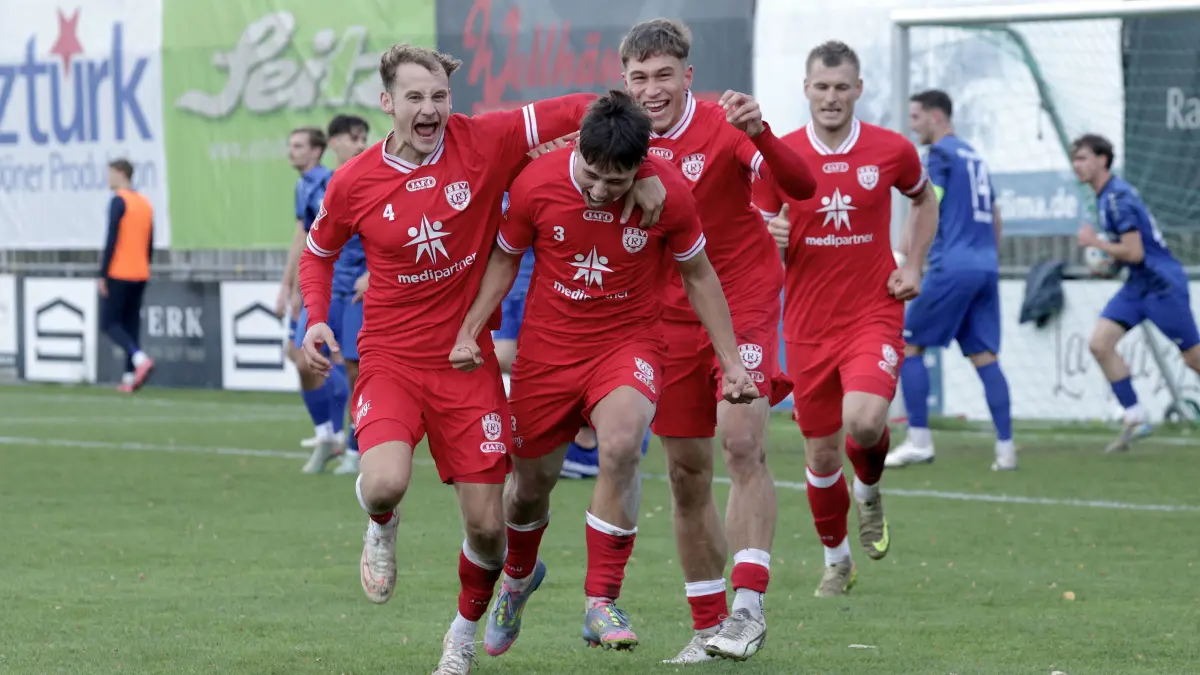 Fussball OL | FV Ravensburg vs. SSV Reutlingen: Fussball OL | FV Ravensburg (blau) vs. SSV Reutlingen (rot) // 2026-10-24 // Foto: JoBaur // Torjubel beim 1:0 #3 Jonathan Hageloch (SSV Reutlingen) in der 88. Minute / #4 Stefan Zimmermann (SSV Reutlingen) / #13 Johannes Wally (SSV Reutlingen), mitte/re / #10 Marcel Soekler (SSV Reutlingen), hinten