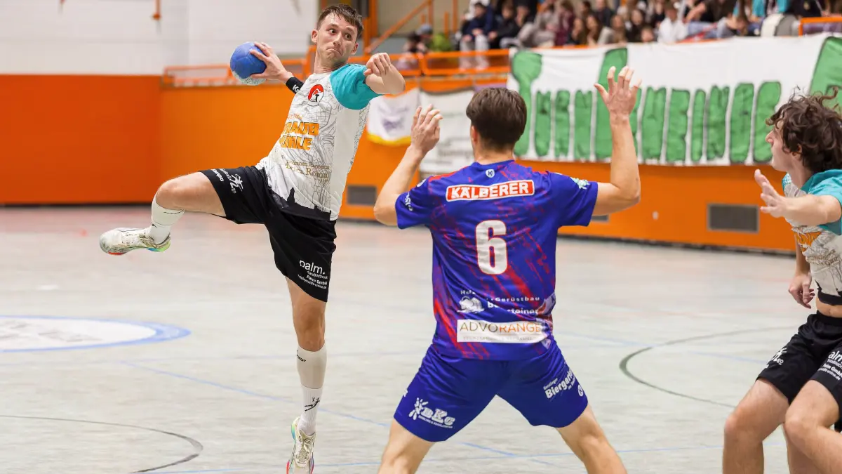 Handball Landesliga: Handball Landesliga; TG Geislingen - KuGiS Handball;
Jan-Tobias Strauß (TG Geislingen, #18) und Luis Samuel Bausch (SG KuGi, #6);
24.10.2026; Michelberghalle, Geislingen.
Foto: Thomas Madel