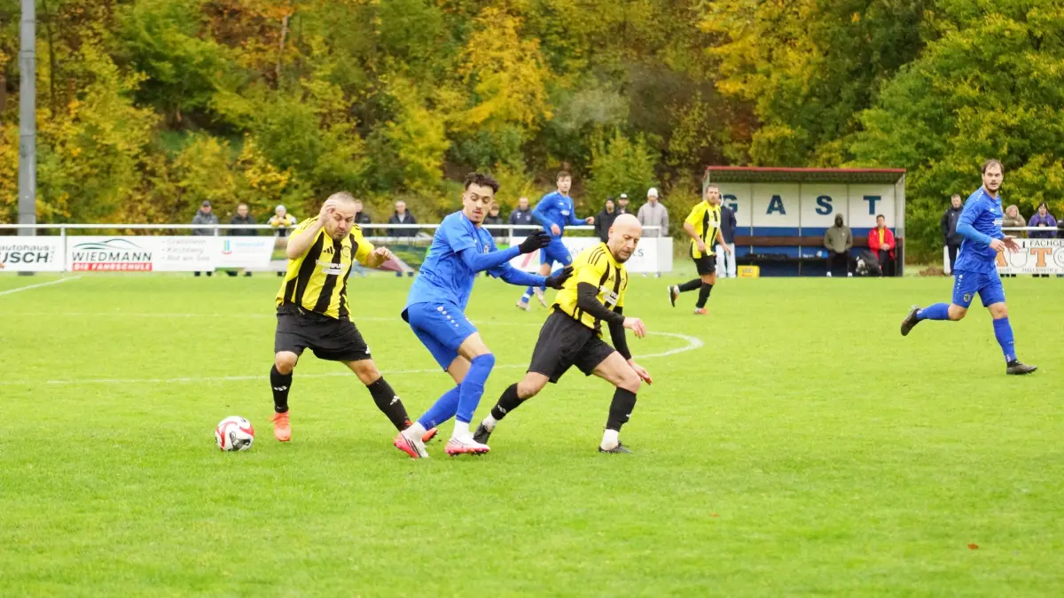 Die TSG Kirchberg (blau) gewann das Spiel Vierter gegen Fünfter der Kreisliga B7 Rems/Murr/Hall gegen den TSV Unterdeufstetten mit 3:1.