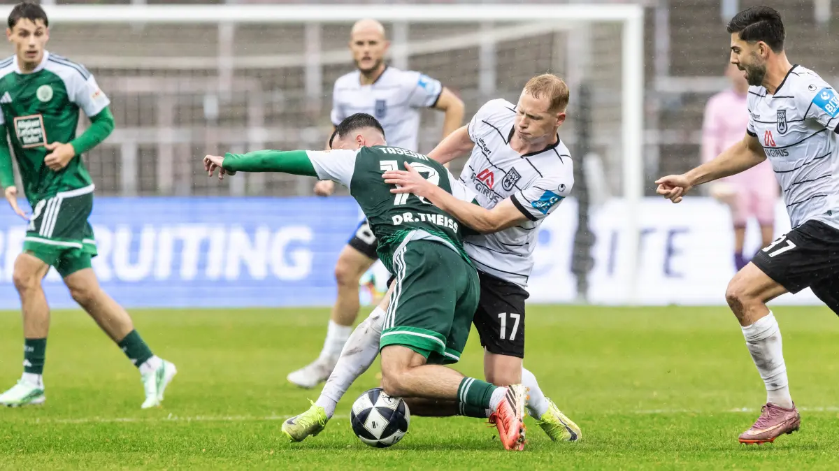SSV Ulm 1846 Fußball vs. FC Homburg, Fussball, Regionalliga Südwest, 13. Spieltag, Donaustadion Ulm 25.10.26: v.l. Kristijan Taseski (FC 08 Homburg, #13), Leon Müller (SSV Ulm 1846 Fußball, #17)
SSV Ulm 1846 Fußball vs. FC Homburg, Fussball, Regionalliga Südwest, 13. Spieltag, Donaustadion Ulm 25.10.26
Foto: Eibner-Pressefoto/Lucca Fundel