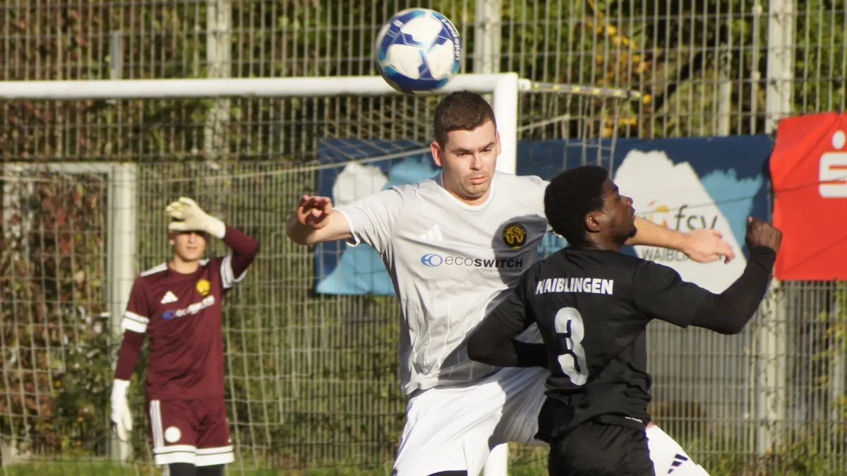 Jan Hübsch (weißes Trikot) und der TSV Crailsheim haben beim FSV Waiblingen 0:4 verloren. Die Horaffen holten aus den vergangenen vier Spielen nur einen Punkt.