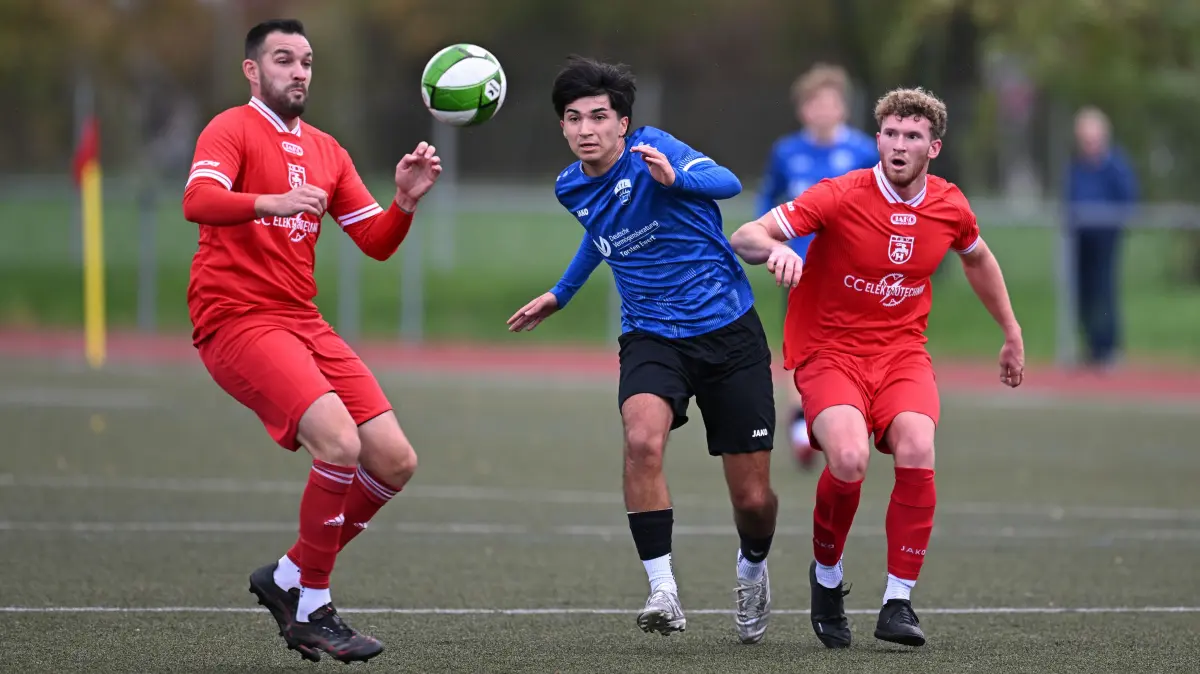 Bezirksliga Alb, 13. Spieltag, TSV Hirschau - VfL Pfullingen II: Bezirksliga Alb, 13. Spieltag, TSV Hirschau - VfL Pfullingen II, 25.10.2026 - links Patrick Ladinig (Hirschau) - Mitte Tolunay Ilbaz (VFL Pfullingen), rechts Moritz Maul (Hirschau)
Foto: Axel Grundler