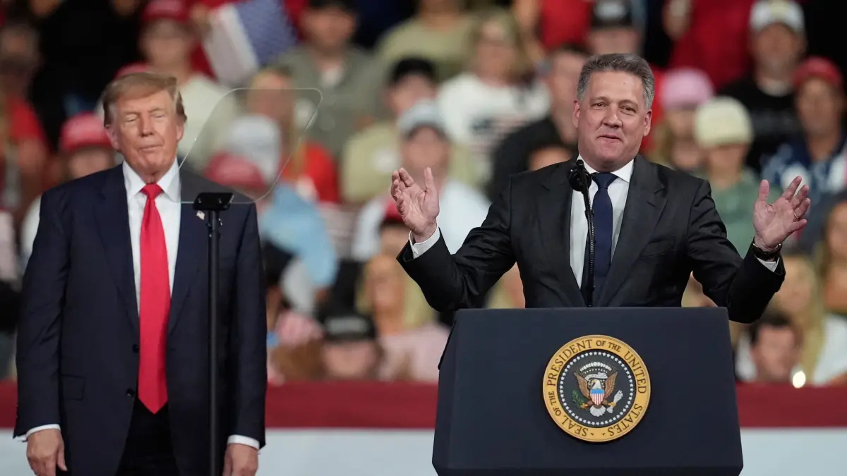 US-Midterms - US-Präsident Trump: US-Präsident Donald Trump hört zu, während Gernot Döllner (r), Vorstandsvorsitzender der Audi AG, bei einer Wahlkampfveranstaltung im Guardian Centers of Georgia spricht. (zu dpa: «Auf Trump-Wahlkampftour: Audi kündigt SUV-Werk in den USA an»)