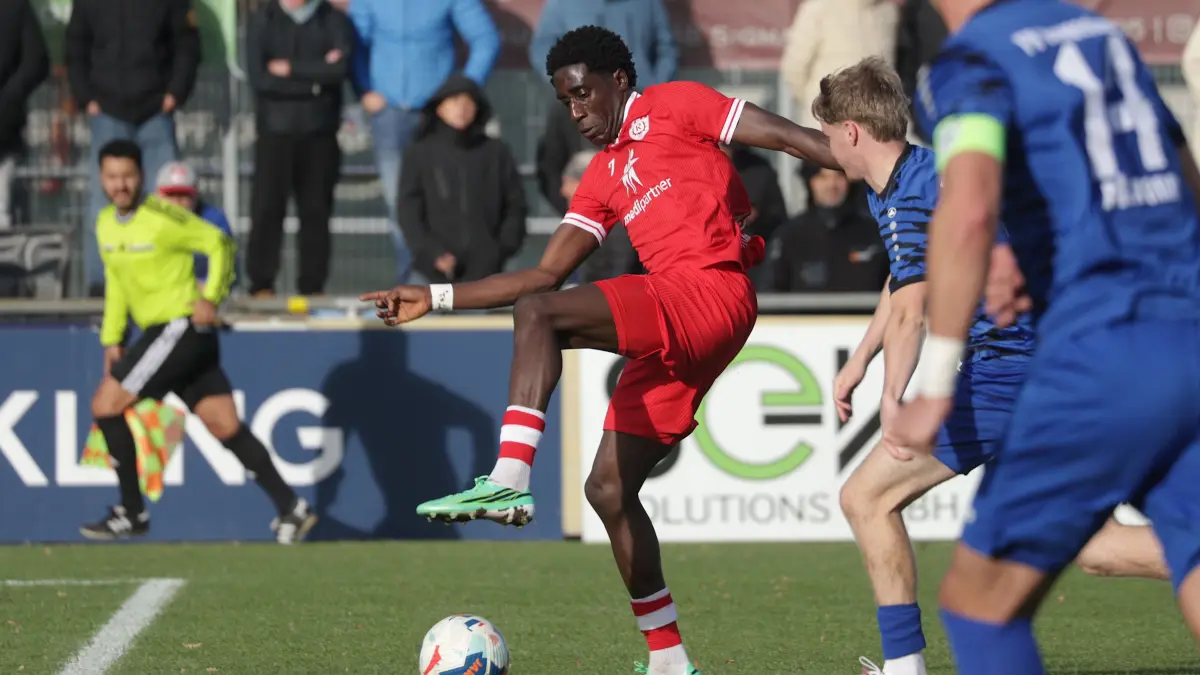 Fussball OL | FV Ravensburg vs. SSV Reutlingen: Fussball OL | FV Ravensburg (blau) vs. SSV Reutlingen (rot) // 2026-10-24 // Foto: JoBaur // #7 Terry Asare (SSV Reutlingen)