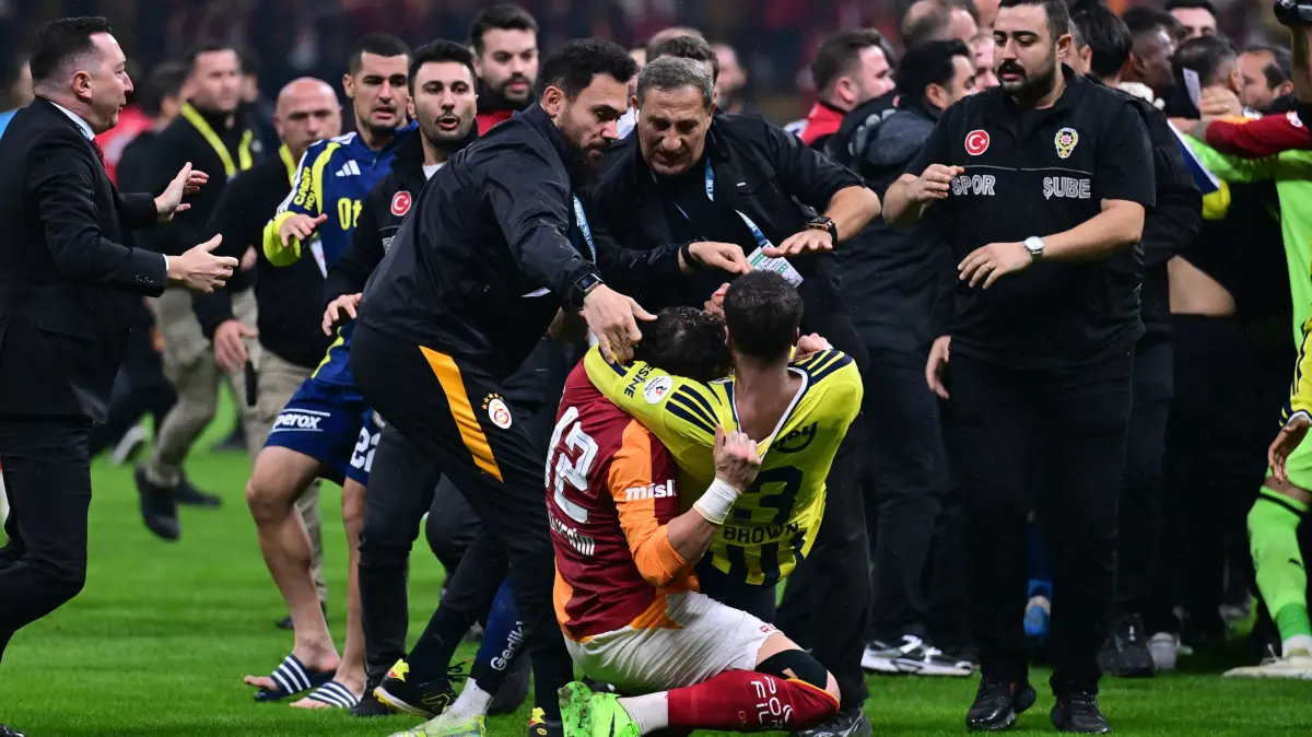 Galatasaray v Fenerbahce - Turkish Super Lig: Galatasaray v Fenerbahce - Turkish Super Lig ISTANBUL, TURKIYE - OCTOBER 26: A scuffle breaks out between players of both teams following the Turkish Super Lig week 9 match between Galatasaray and Fenerbahce at RAMS Park in Istanbul, Turkiye on October 26, 2026. Serhat Cagdas / Anadolu Istanbul Turkey. Editorial use only. Please get in touch for any other usage. PUBLICATIONxNOTxINxTURxUSAxCANxUKxJPNxITAxFRAxAUSxESPxBELxKORxRSAxHKGxNZL Copyright: x2026xAnadoluxSerhatxCagdasx
