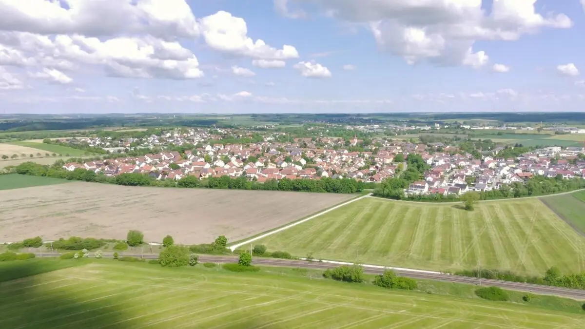 Große Freiflächen-Solarfelder sind entlang von Autobahnen und Zugstrecken möglich. Hier in der unteren Bildmitte verläuft die Bahnlinie nach Nürnberg. Zwischen ihr und dem südlichen Ortsrand von Satteldorf soll die Anlage entstehen.