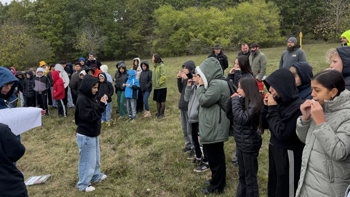 Die Mundharmonika-Gruppe der Werkrealschule Hechingen spielt bei der jährlichen Baumpflanzung auf dem Irma-West-Hain ein Lied.