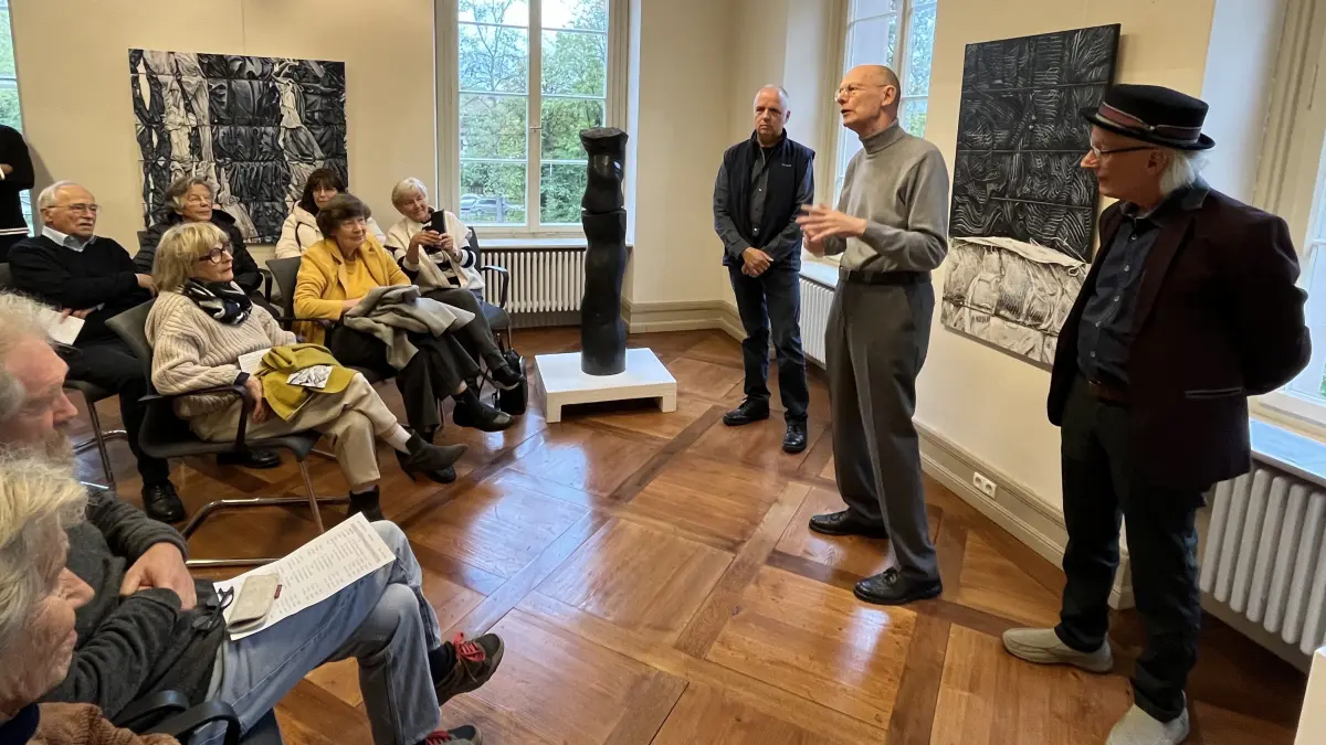 Der Bildhauer Christoph Traub, Henner Grube als Moderator und der Maler Markus Wilke (von links) haben zur Vernissage in der Villa Eugenia ein sehr spannendes Gespräch über Fragen der Kunst geführt.