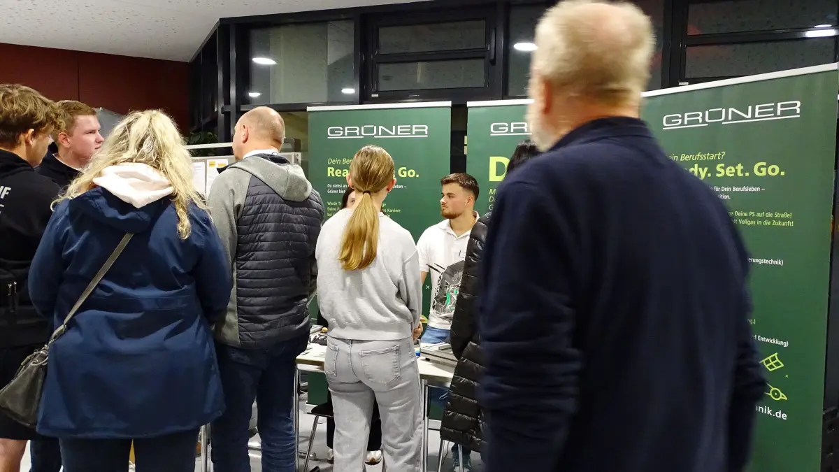 Bei der 16. Berufs / Hausmesse in der Verbundschule Deggingen tummelten sich Schüler, Eltern, Lehrerschaft und jede Menge Firmen mit Ausbildungs- und Praktikumsangeboten im großen Eingangsbereich.