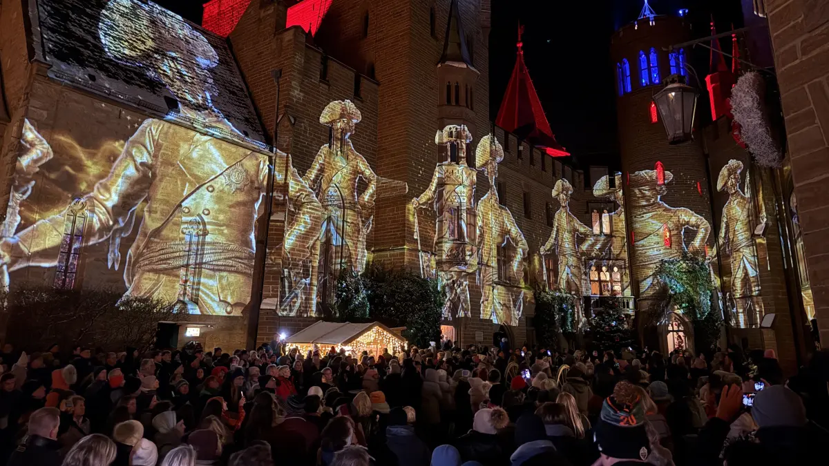 Imposant illuminiert sind die Burgmauern beim Winterzauber (Archivfoto von der Eröffnung im November 2025).