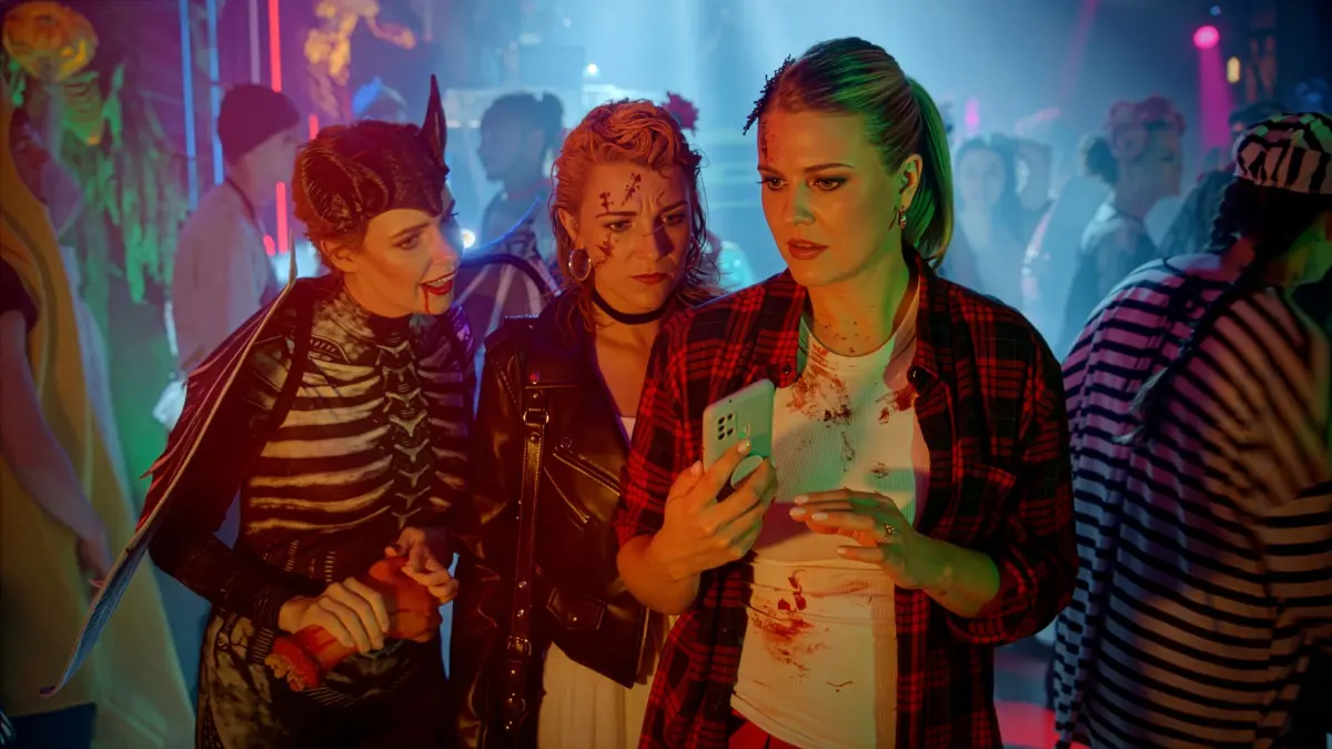 Toni (Olivia Marei), Lilly (Iris Mareike Steen) und Alicia (Josefin Bressel) feiern eine Halloween-Party.