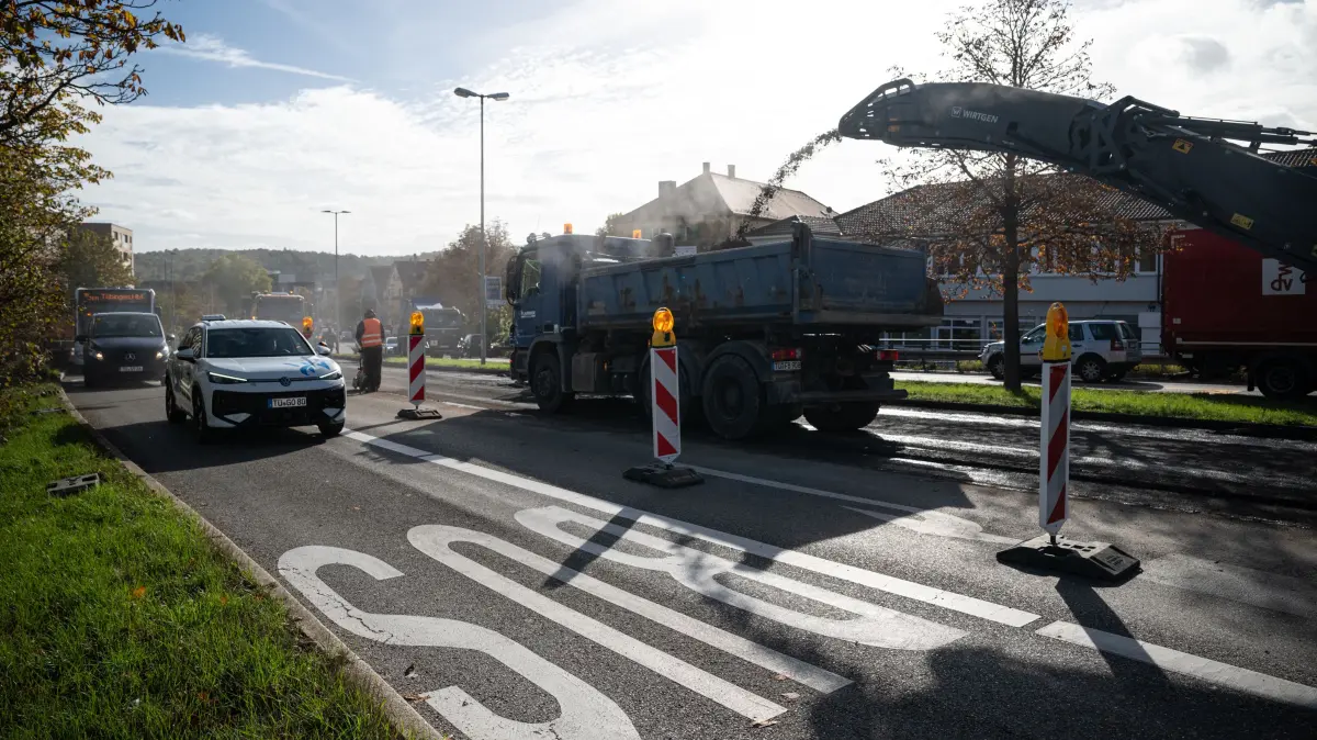 Baustelle B28 Blaue Brücke Tübingen, Stau, Fahrbahn, Sperrung, Umleitung, Verkehr, Schilder