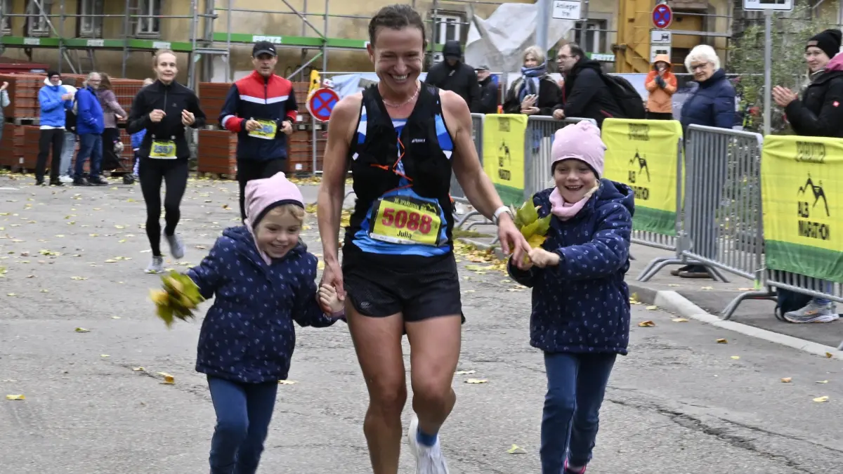 Julia Wieszt und ihre Töchter beim Zieleinlauf des Albmarathons in Schwäbisch Gmünd.