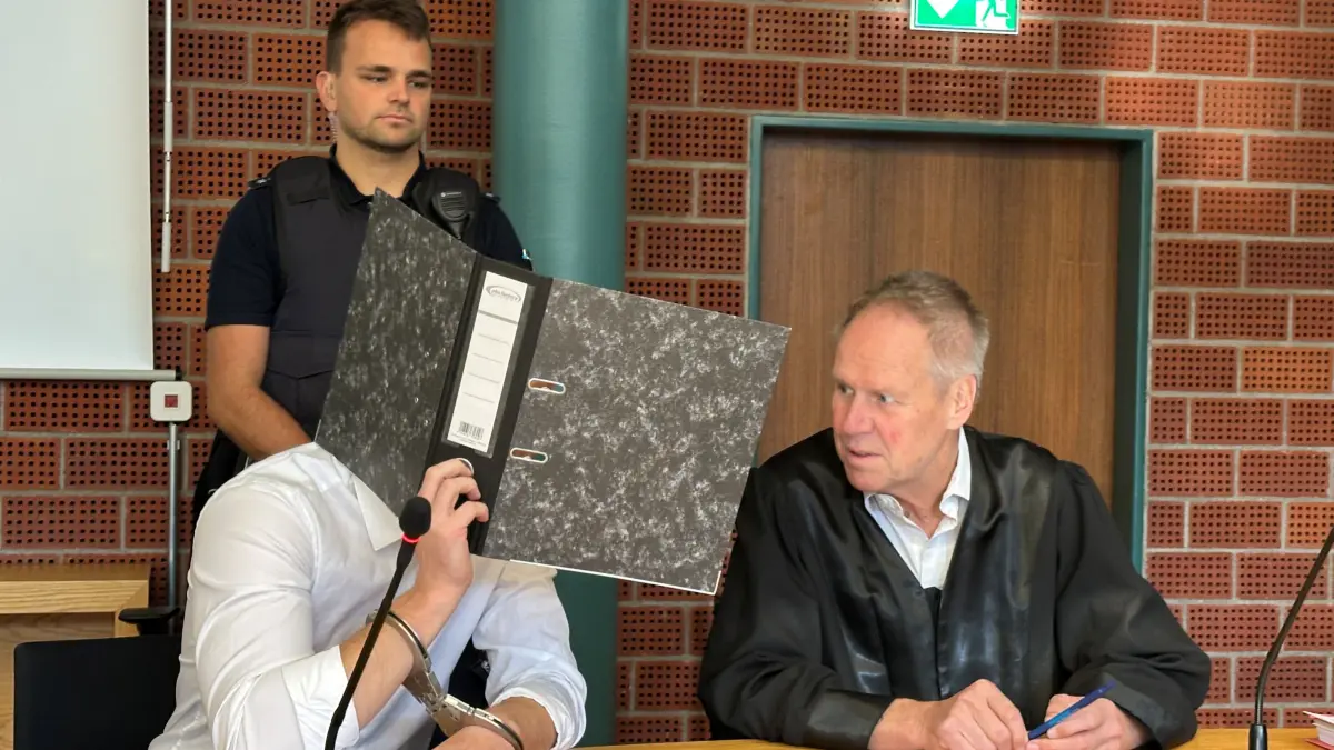 Wieder versteckt sich der falsche Schönheitsarzt hinter einem Aktenordner vor den Kameralinsen der Journalisten. Während des Prozesses ist er aber voll geständig, vor schwerer Strafe schützt ihn das aber nur bedingt.