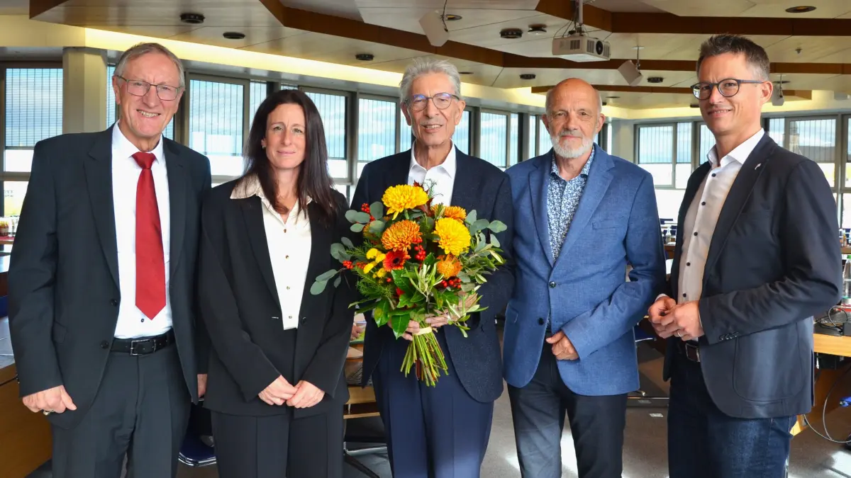 Sarah Wüstenhöfer, Geschäftsführererin der Ammertalbahn, wechselt zur Schönbuchbahn: Foto von links: Landrat Roland Bernhard, die künftige Geschäftsführerin Sarah Wüstenhöfer, der frühere Geschäftsführer Reinhold Bauer, der aktuelle Geschäftsführer Dr. Walter Gerstner, Landrat Dr. Hendrik Bednarz