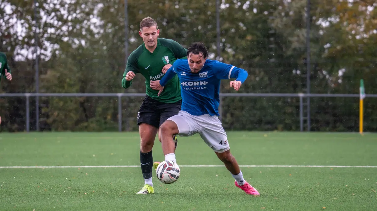 Oktay Yalcinkaya (rechts) im Zweikampf Duell gegen Anes Kljajic (links)