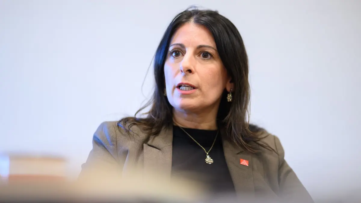 Daniela Cavallo: Daniela Cavallo, Vorsitzende des Gesamt- und Konzernbetriebsrats der Volkswagen AG, spricht während eines Interviews mit der dpa Deutsche Presse-Agentur im VW Stammwerk. (zu dpa: «Cavallo: Auftritt von Audi-Chef bei Trump ist beschämend»)
