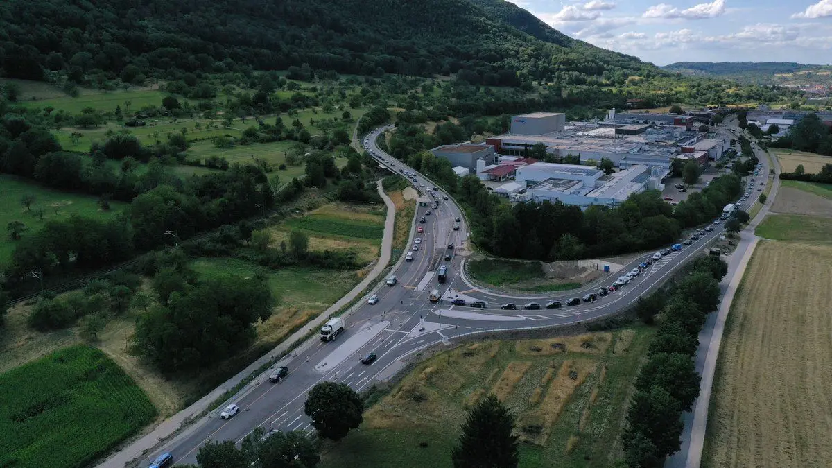 Der Bleicheknoten in Dettingen: Seit dem 02. Juli 2026 ist die neue Einmündung der Uracher Straße für den Verkehr freigegeben. Der Verkehr der B 28 läuft auf einem Fahrstreifen pro Fahrtrichtung.