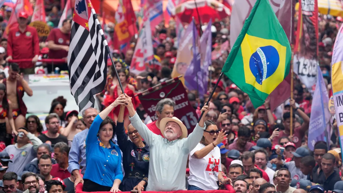 Präsidentenwahl in Brasilien: Präsident Luiz Inácio Lula da Silva schwenkt bei einer Wahlkampfveranstaltung einen Tag vor den Parlamentswahlen in São Paulo die Flaggen Brasiliens und des Bundesstaates São Paulo. (zu dpa: «Lula gewinnt Wahl in Brasilien - Bolsonaro protestiert»)