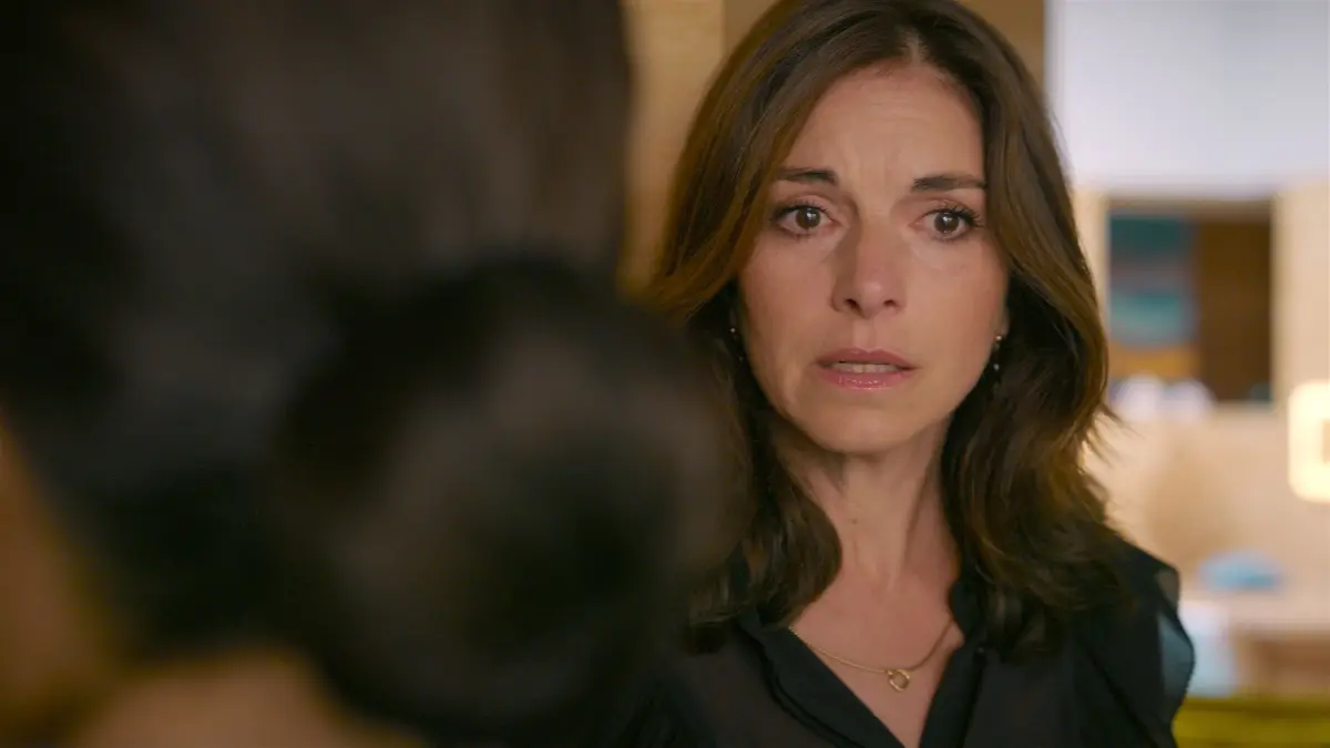 Gabriella (Bianca Hein) ist fassungslos, dass Kilian (Marc Dumitru) mit seinem Verdacht gegen Maximilian (Francisco Medina) recht hatte.