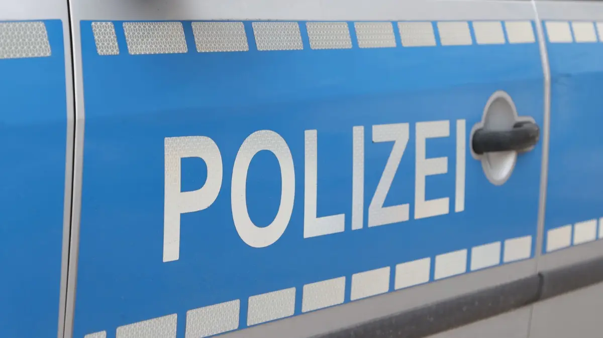 Polizei : Der Schriftzug "Polizei" an einem Dienstauto der Polizei. (zu dpa: «Bombendrohung auf Flohmarkt im Sommer: Teenager verdächtig»)