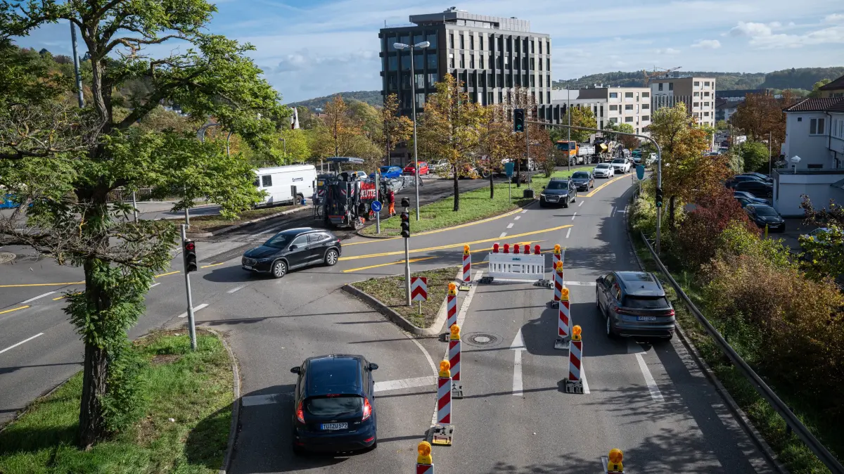 Baustelle B28 Blaue Brücke Tübingen, Stau, Fahrbahn, Sperrung, Umleitung, Verkehr, Schilder