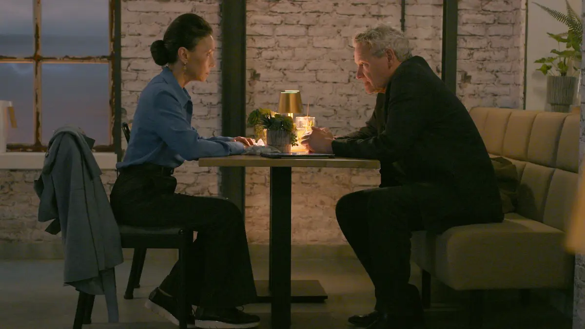 Simone (Tatjana Clasing) ist irritiert, als sie erfährt, wozu Leopold (Stephan Benson) beigetragen hat.