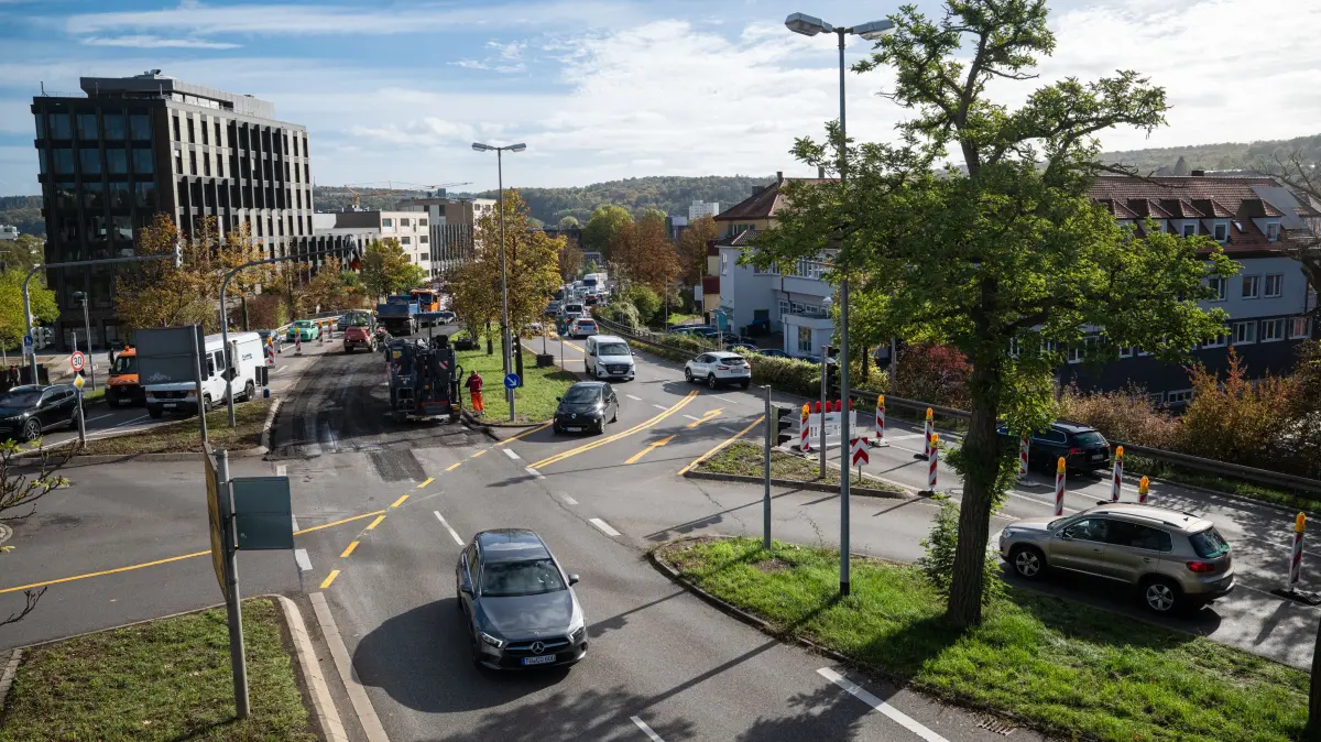 Baustelle B28 Blaue Brücke Tübingen, Stau, Fahrbahn, Sperrung, Umleitung, Verkehr, Schilder