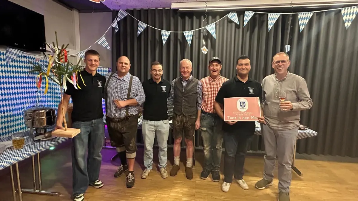 Die symbolische Übergabe (von links): Mael Schneck, Jochen Seibold, Lukas Bossenmaier, Gerhard Hertkorn, Jens Fechter, Tom Briegel und Ferdinand Truffner.