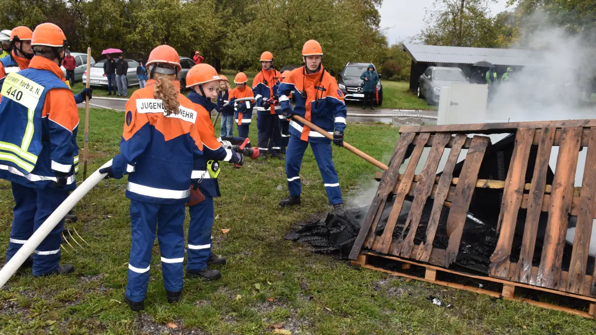 Übung der Jugendfeuerwehr: Der Brand ist gelöscht, noch wird nach Glutnestern gesucht.