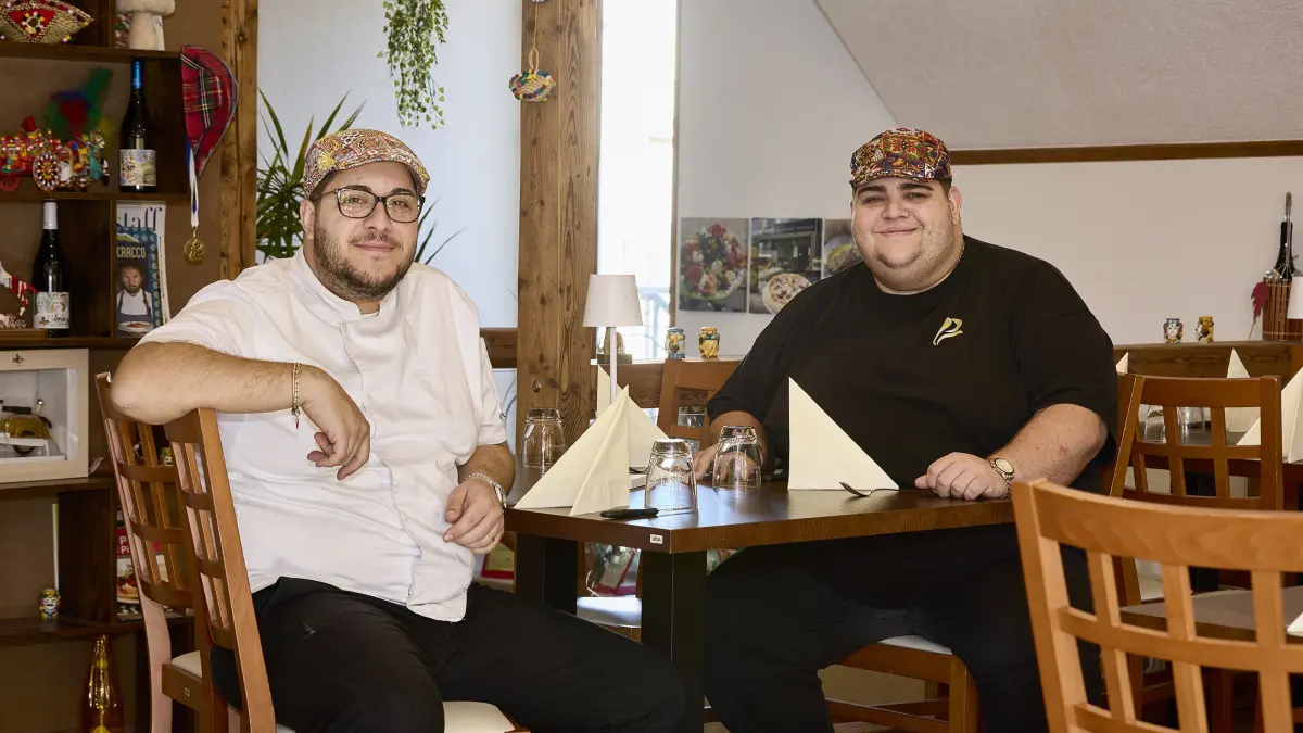 Die zwei Brüder Davide Vitale (links) und Gabriele Vitale (rechts) aus Cinisi in der Provinz Palermo auf Sizilien und Inhaber des italienischen Restaurants La Pietra Verde in Amstetten-Bahnhof, in der ehemaligen Alten Station werden in der Sendung.„Mein Lokal, Dein Lokal – Der Profi kommt“ auf Kabel Eins zu sehen sein.