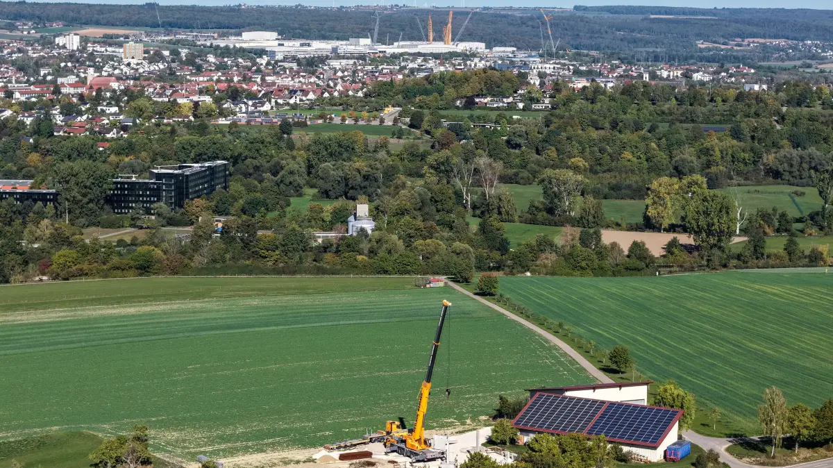 Einsatz in der Nähe des "Geburtsortes": Ein Liebherr-Kran baut eine Lagerhalle für Kartoffeln in der Nähe des Stammwerks in Ehingen.