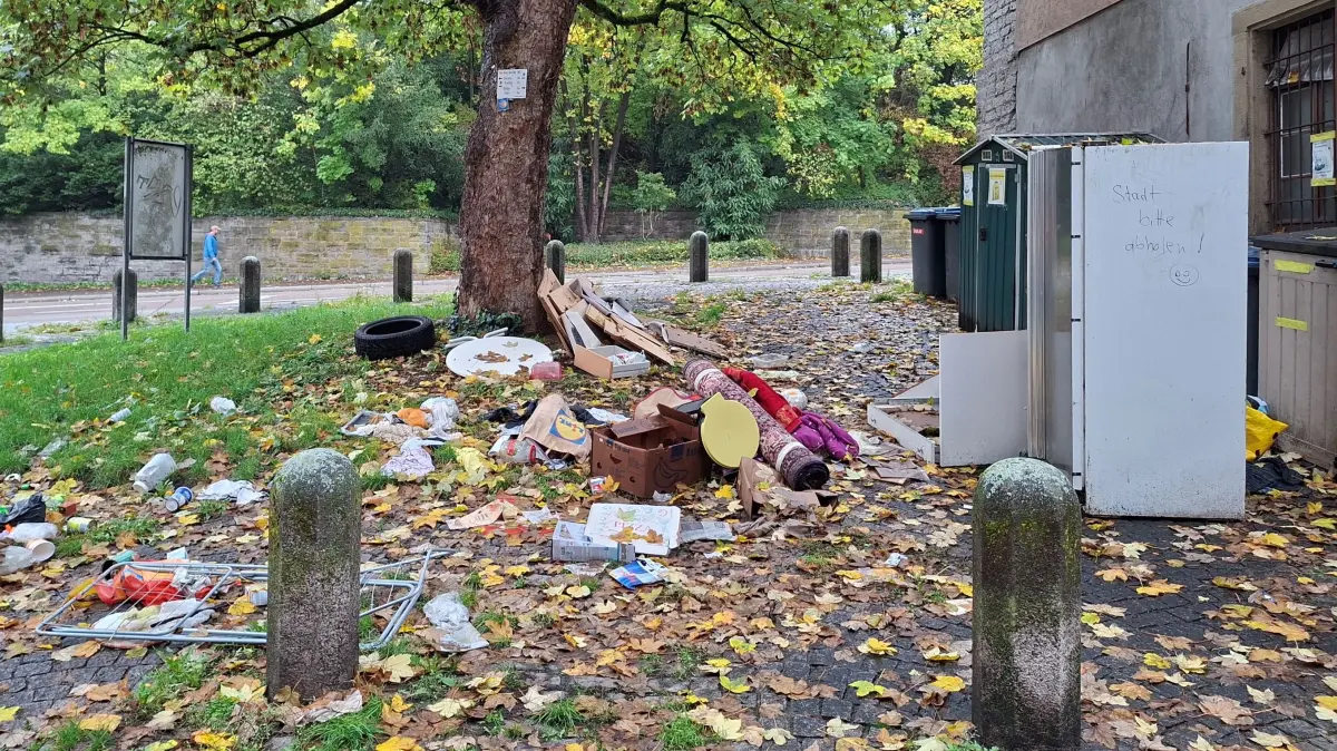 Wilder Müll ist in Schwäbisch Hall immer wieder ein Ärgernis, so wie hier in der Gelbinger Gasse. Anstatt den Unrat selbst zu entsorgen, steht auf dem Kühlschrank "Stadt bitte abholen".