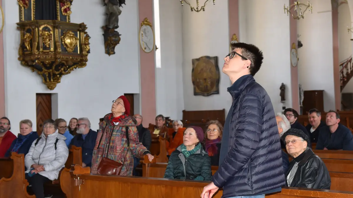 Konstantin Burr erläuterte das Bildprogramm in der Stadtpfarrkirche St. Blasius.
