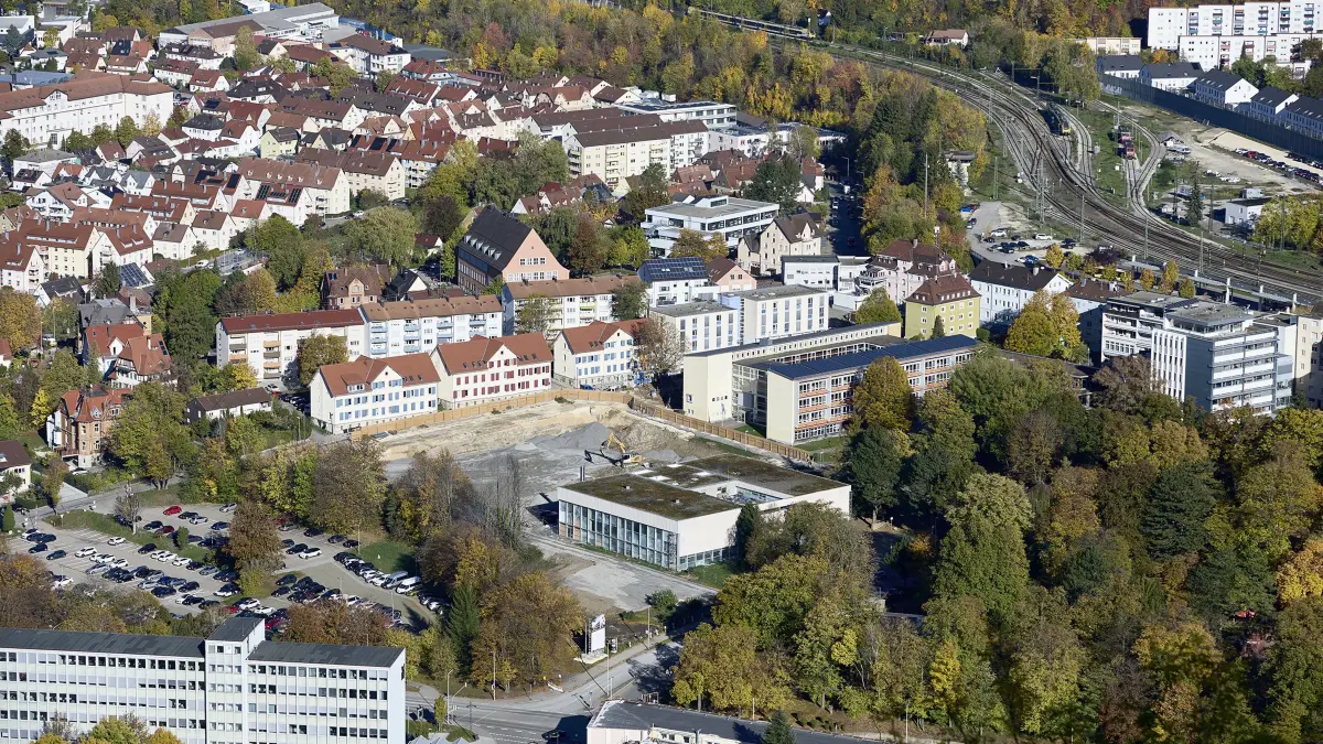 Blick auf die Baugrube. Der Neubau des Michelberg-Gymnasiums (MiGy) entsteht auf dem Bolzplatz im Notzental direkt neben dem bestehenden Helfenstein-Gymnasium (HeG). Im Hintergrund die Studentenwohnungen in der Kaiser-Wilhelm-Straße, vorne rechts das ehemalige Stadtbad und Vordergrund das Hautgebäude der WMF.