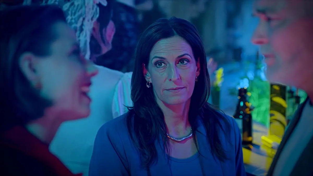 Katrins (Ulrike Frank, M.) Abend findet durch Matilda (Katharina Fecher, l.) ein unschönes Ende, als Richard (Stephan Schill) von seiner Stieftochter angegangen wird.