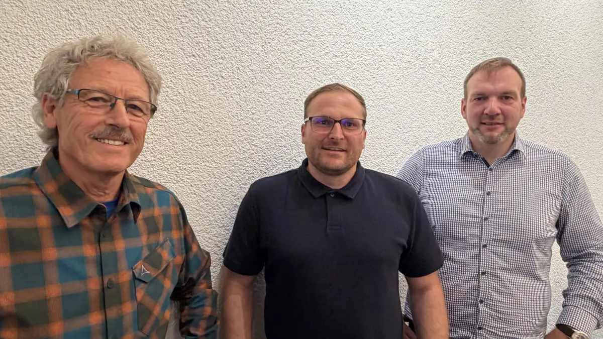 Dirk Süßmuth (rechts) verabschiedete Gemeinderat Werner Knehr (links) und begrüßte Tobias Zeifang als Nachfolger.