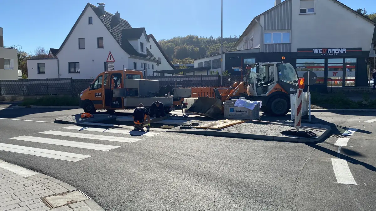 Kreisverkehr Gaildorf, Bahnhofstraße, Restarbeiten vor der Öffnung, Straßenschilder werden aufgestellt