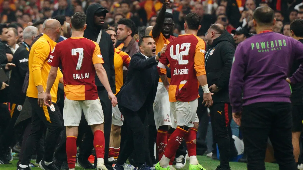 Galatasaray Istanbul - Fenerbahce Istanbul: 27.10.2026, Türkei, Sariyer: Fußball, Männer: Süper Lig, Türkei, Galatasaray Istanbul - Fenerbahce Istanbul, 9. Spieltag: Okan Buruk (M), Cheftrainer von Galatasaray, reagiert nach dem Spiel. Foto: Tolga Uluturk/ZUMA Press Wire/dpa +++ dpa-Bildfunk +++