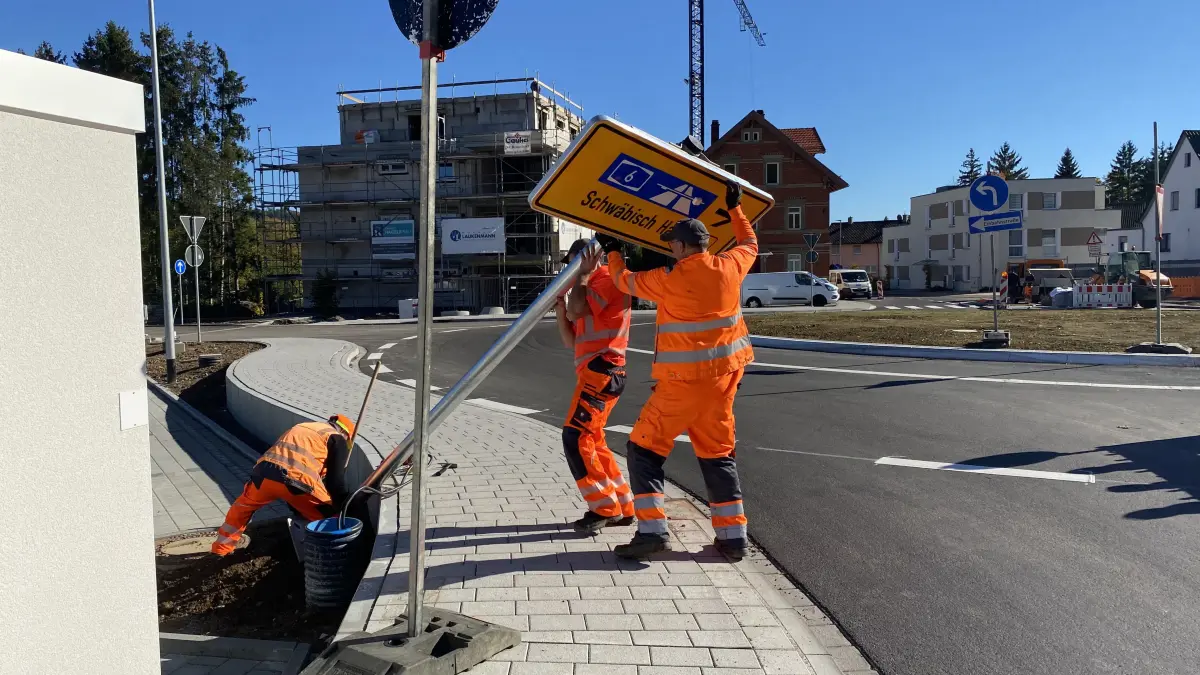 Kreisverkehr Gaildorf, Bahnhofstraße, Restarbeiten vor der Öffnung, Straßenschilder werden aufgestellt