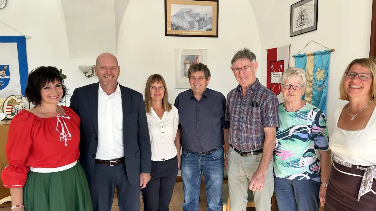 Empfang im Rathaus von Budajenö. Bürgermeister Stephen Brauer, der stellvertretende Bürgermeister mit Ehefrau aus der Partnerstadt DitroIn in Siebenbürgen sowie einige Gemeinderäte aus Budajenö und Vertreter der deutschen Minderheiten-Verwaltung.