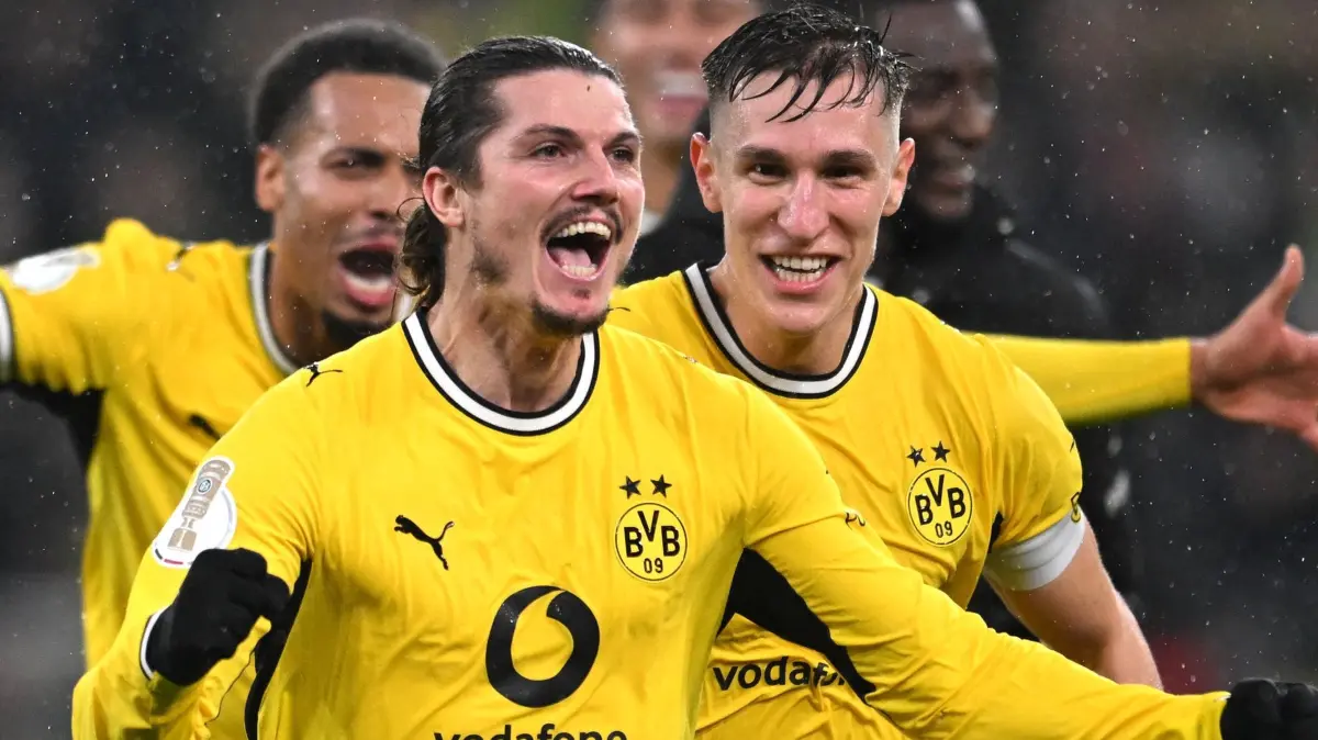 Borussia Dortmund - Werder Bremen: Fußball, Männer: DFB-Pokal, Borussia Dortmund - Werder Bremen, 2. Runde, Signal Iduna Park, Marcel Sabitzer (vorne, Borussia Dortmund) jubelt mit den Teamkollegen über seinen Treffer zum 3:2. (zu dpa: «BVB-Jubel nach Freistoß-Diskussion: «Wer trifft, hat recht»»)