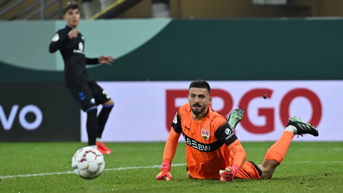 SC Paderborn 07 - VfB Stuttgart: 28.10.2026, Nordrhein-Westfalen, Paderborn: Fußball, Männer: DFB-Pokal, SC Paderborn 07 - VfB Stuttgart, 2. Runde, Home Deluxe Arena. Torwart Fabian Bredlow (VfB Stuttgart) wehrt den Ball ab. Foto: Swen Pförtner/dpa +++ dpa-Bildfunk +++