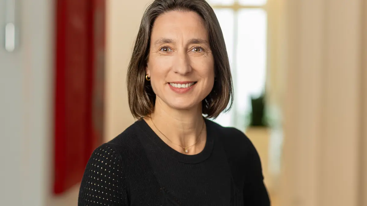 Henriette Peucker, Geschäftsführende Vorständin des Deutschen Aktieninsituts hält die Abschluss-Keynote zum Thema "Wie sicher ist die Aktienanlage?" und stellt sich im anschließenden Talk den Fragen von Alexander Bögelein, Leitender Editor Politik und Wirtschaft der SÜDWEST PRESSe.