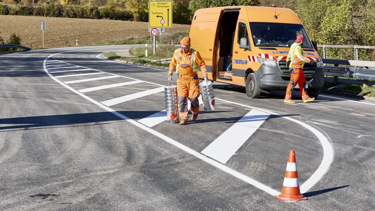 Letzte Markierungs- und Aufräumarbeiten bei der Geislinger Steige, der B10, bevor diese am Freitag nach langer Sanierung wieder für den Verkehr freigegeben wird. Das Bild zeigt das Baustellenende am oberen Ende der Geislinger Steige bei Amstetten. Die Geislinger Steige war ab der Schimmelmühle bis nach Amstetten zur Abzweigung nach Wittingen und Türkheim voll gesperrt. Die Vollsperrung für den zweiten Bauabschnitt der B10 zwischen Geislingen und Amstetten mit einer Länge von 1,1 km dauerte vom 07. April 2026 bis zum 01.November 2026. Bei der Sanierung wurde die Fahrbahn erneuert und Stützbauweke errichtet.