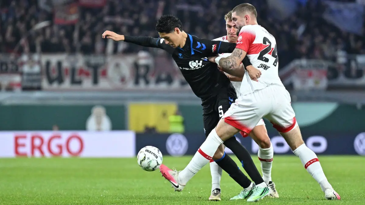 SC Paderborn 07 - VfB Stuttgart: 28.10.2026, Nordrhein-Westfalen, Paderborn: Fußball, Männer: DFB-Pokal, SC Paderborn 07 - VfB Stuttgart, 2. Runde, Home Deluxe Arena. Santiago Castaneda (l, SC Paderborn 07) kämpft mit Jeff Chabot (r, VfB Stuttgart) um den Ball. Foto: Swen Pförtner/dpa +++ dpa-Bildfunk +++