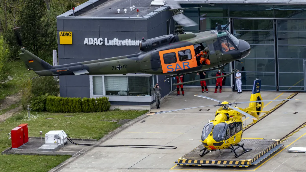 Vergangenheit und Gegenwart: Eine Bell UH-1D beim Landeanflug auf die Ulmer Luftrettungsstation, vor der das heutige Hubschraubermodell H145 steht.