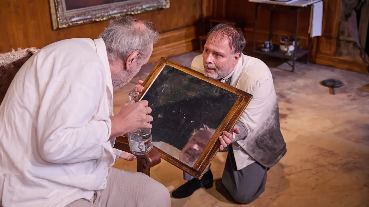 Dorfrichter Adam (Frank Damerius) und Schreiber Licht (Thomas Weber) in dem Stück "Der zerbrochene Krug" am Landestheater Dinkelsbühl.