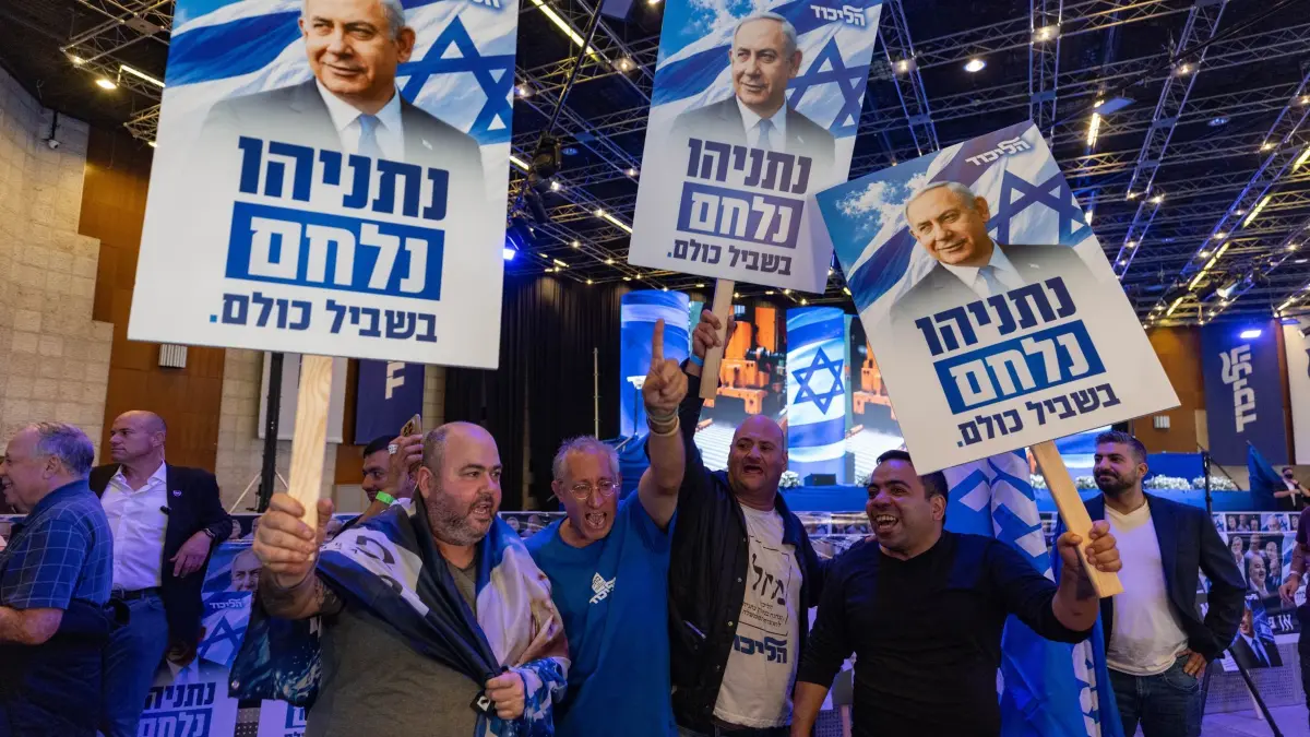 Nach der Parlamentswahl in Israel: Anhänger und Mitglieder der Likud-Partei von Ministerpräsident Netanjahu versammeln sich während der Wahlnachtveranstaltung der Partei im Internationalen Kongresszentrum in der Teddy Hall, nachdem die Ergebnisse der Wählerbefragungen zur israelischen Parlamentswahl veröffentlicht wurden. (zu dpa: «Israels Wahl wird zur Zitterpartie – wie geht es nun weiter?»)